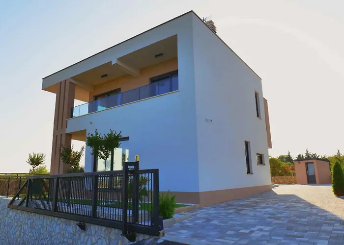 Villa With Pool In Kornic-insel Krk 55147 *